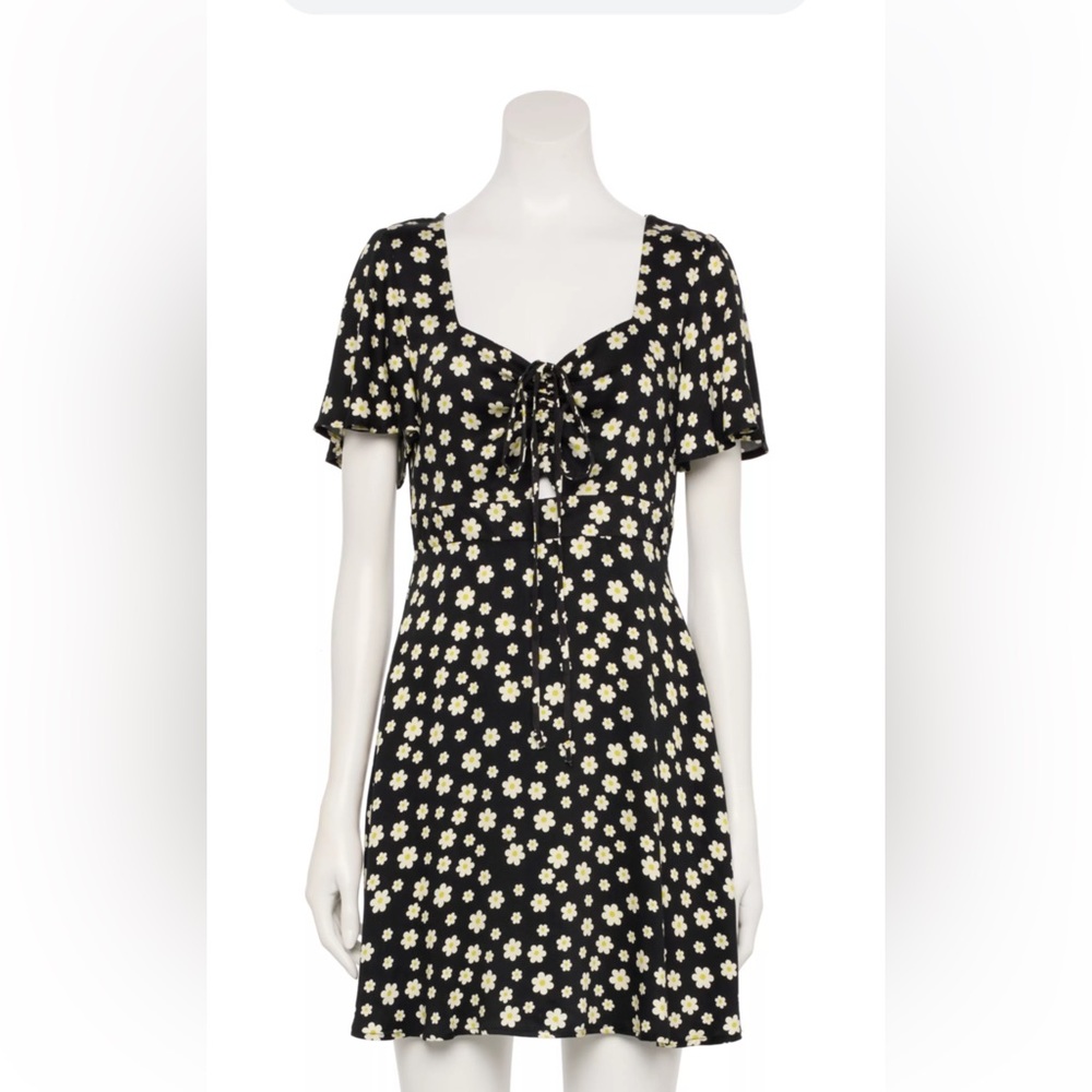 Juniors' Rewind Short Sleeve Front Keyhole Cutout Skater Dress size Lrg